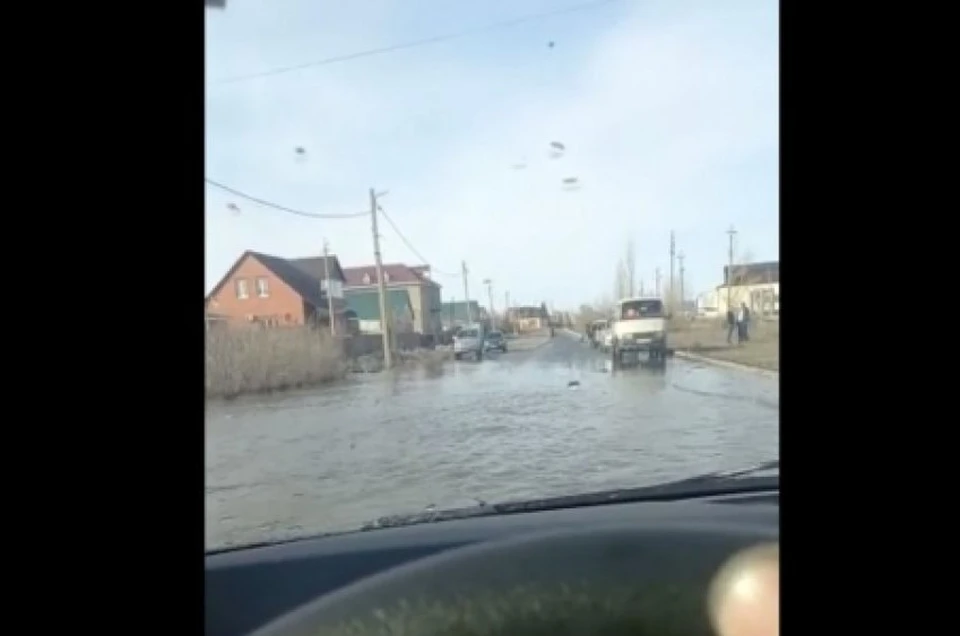На кадрах видно, что улица Асбестовиков 28 марта 2023 года скрылась под водой. Фото: скриншот видео oren.aif.ru