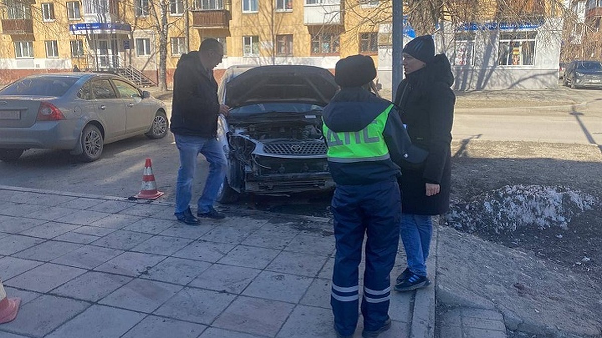 В Нижнем Тагиле ученица автошколы перепутала педали и сбила пенсионерку на  тротуаре - KP.RU