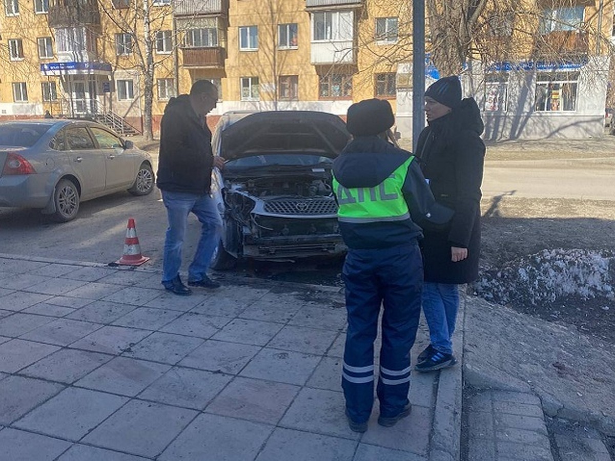 В Нижнем Тагиле ученица автошколы перепутала педали и сбила пенсионерку на  тротуаре - KP.RU