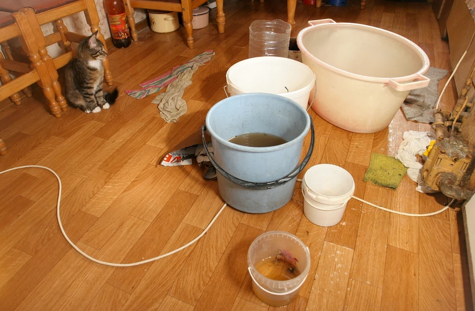 Вода с потолка побежала с переходом тепла.