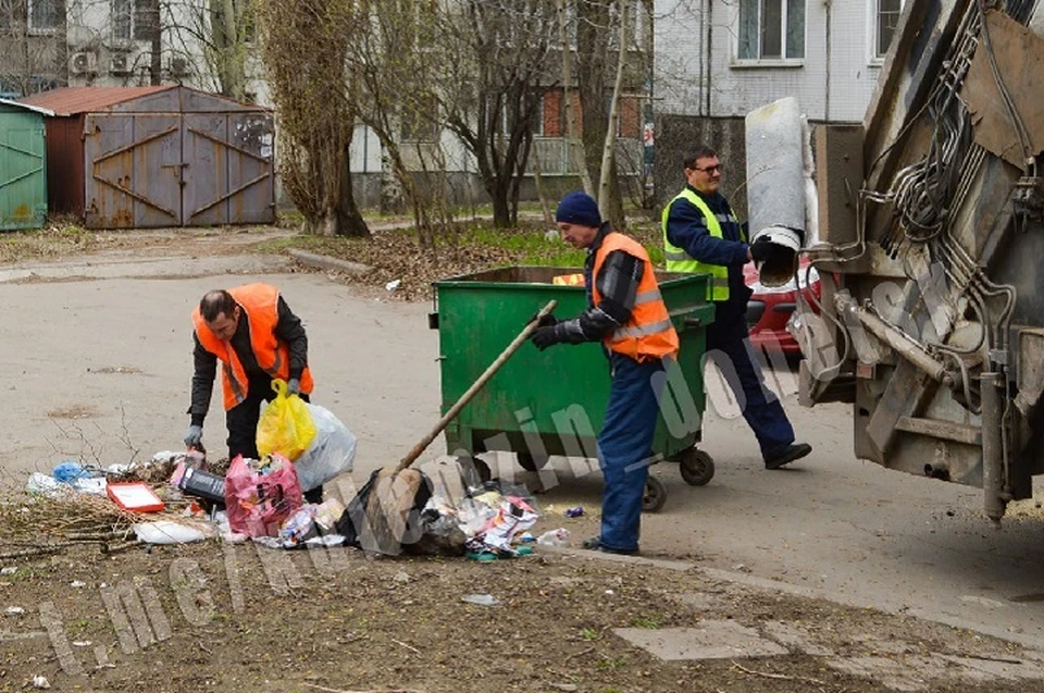 К вывозу мусора привлекаются работники всех коммунальных предприятий города и представители московских компаний. Фото: ТГ/Кулемзин