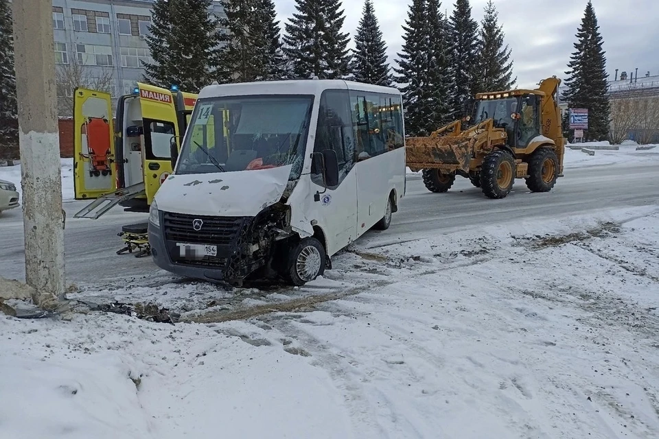 Под Новосибирском произошло ДТП с пострадавшими пассажирами маршрутки. Фото: АвтоБердск.