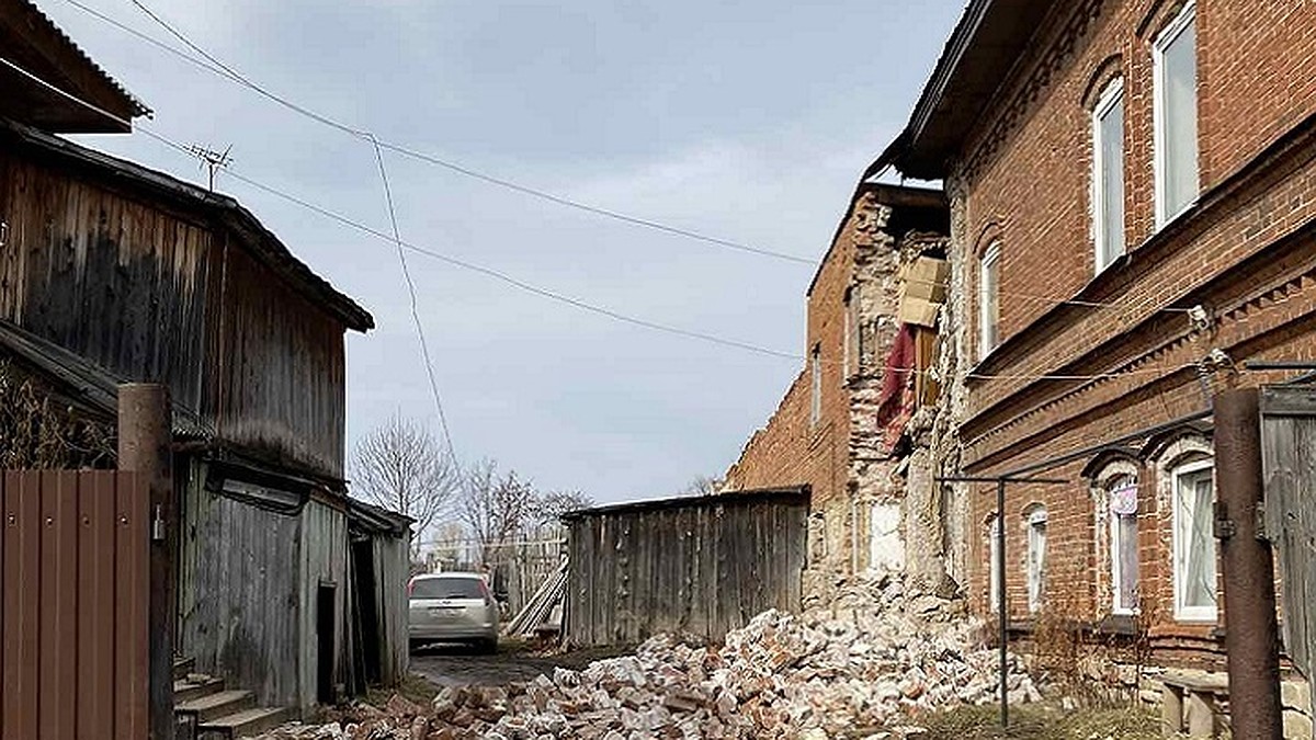 Глава СКР поручил возбудить дело из-за обрушения стены жилого дома в  Кунгуре - KP.RU