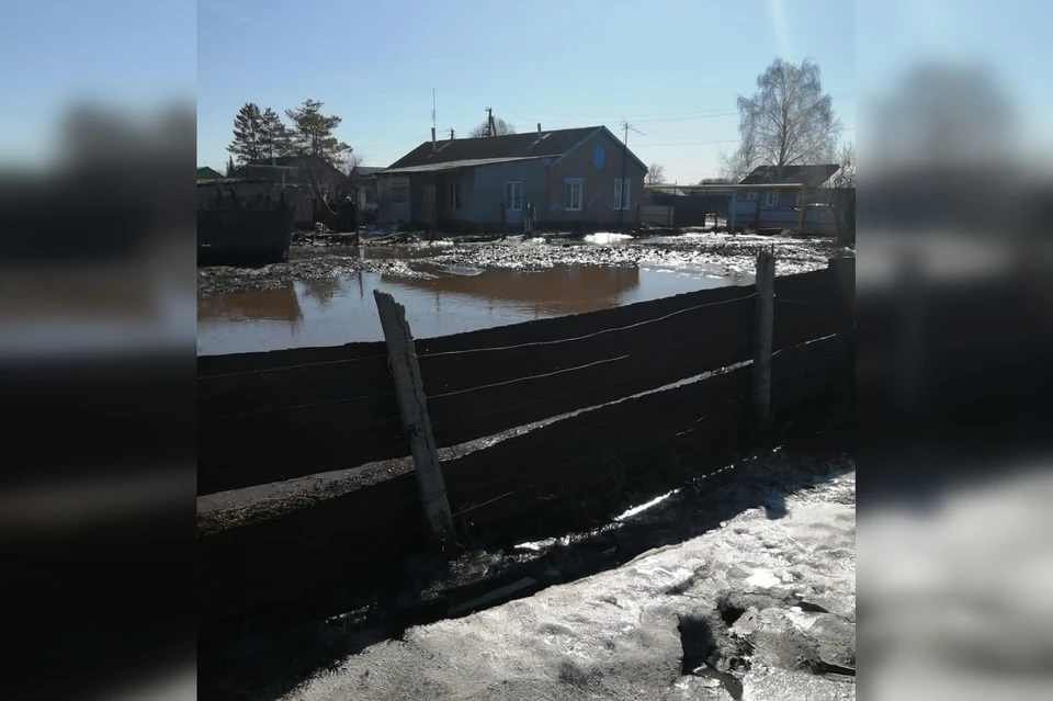 Талые воды пришли в село Буланово. Фото: Департамент ПБ и ГЗ Оренбургской области