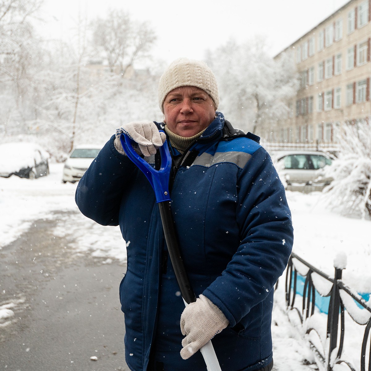 Лучший дворник Петербурга Ольга Ракова: Иногда приходится целый день колоть  лед. Под конец смены руки опухают - KP.RU