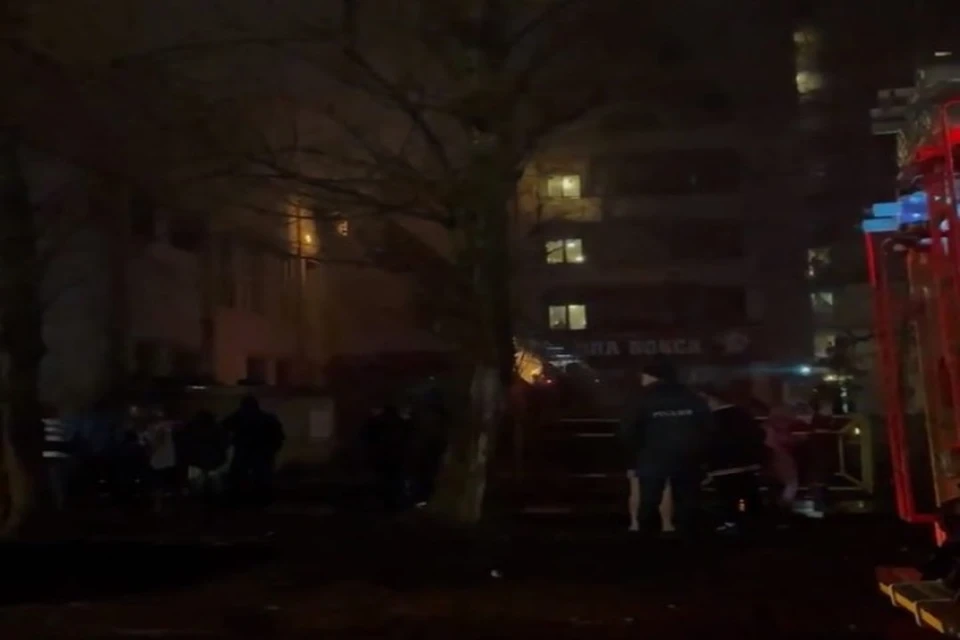 Пожар начался в одной из квартир дома. ФОТО: скриншот из видео группы "Жесть Ярославль" ВКонтакте