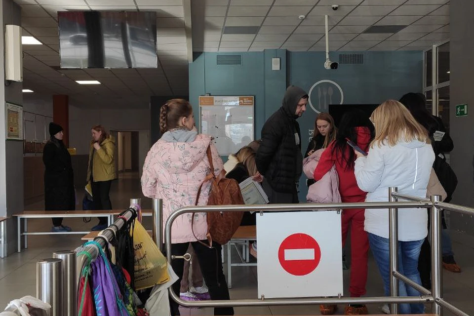 В 8:13 в «Ньютоне» открыли двери для родителей, к этому моменту их было около 20 человек
