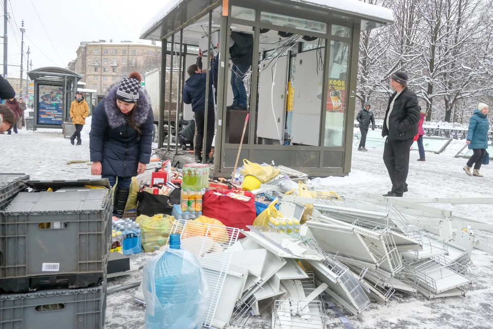 Нелегальные торговые павильоны снесли в трех районах Петербурга.