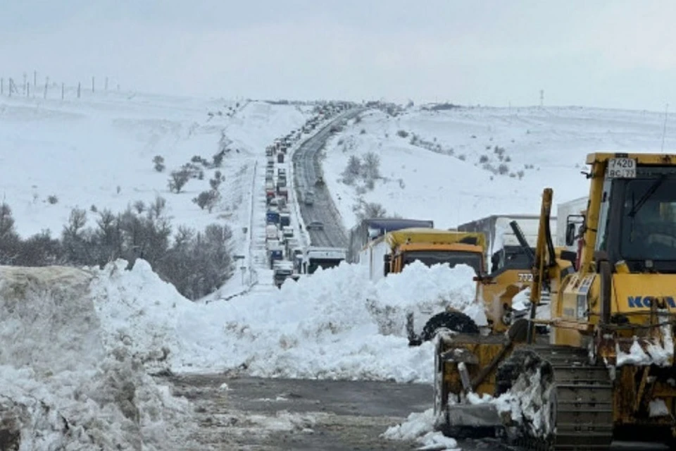 Тысячи машин попали в крупный затор из-за снегопада и метели. Фото: сайт правительства Ростовской области