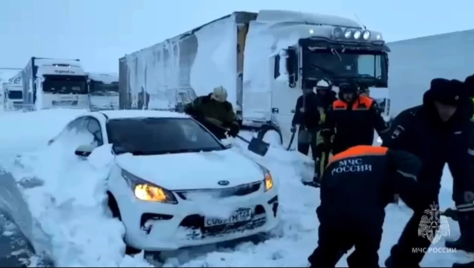 В пробке стоят тысячи машин. Скрин видео ГУ МЧС по Ростовской области.