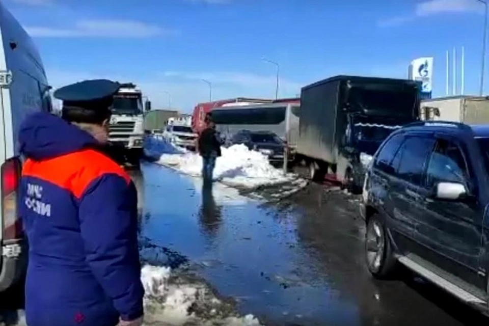 По ходу движения транспорта продолжают работу 17 пунктов временного размещения. Фото: управление МЧС России по РО