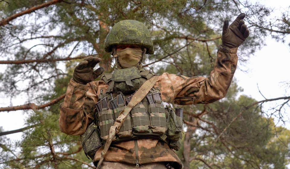 Военнослужащий во время работы расчета зенитно-ракетного комплекса противовоздушной обороны "Стрела-10" в зоне проведения специальной военной операции. Фото: Андрей Рубцов/ТАСС