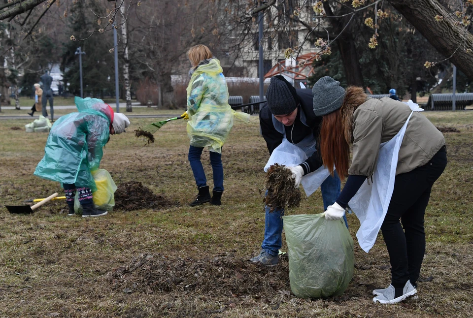 Помочь убрать город после зимы можно не только по субботам, но и по средам.