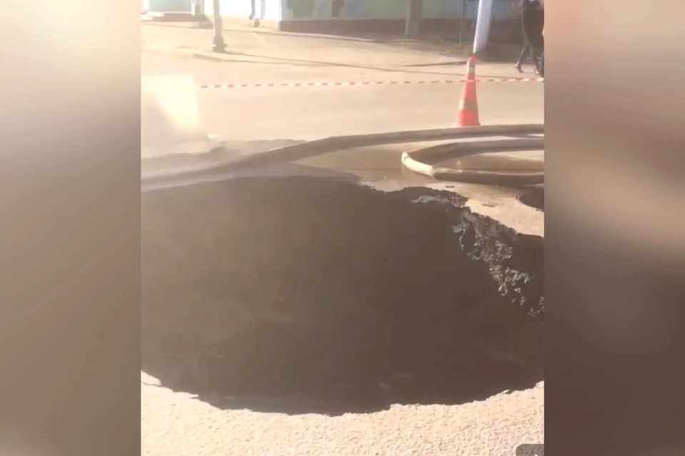 Часть дороги обвалилась в центре Сафонова. Фото: «Подслушано Смоленск» в соцсетях.