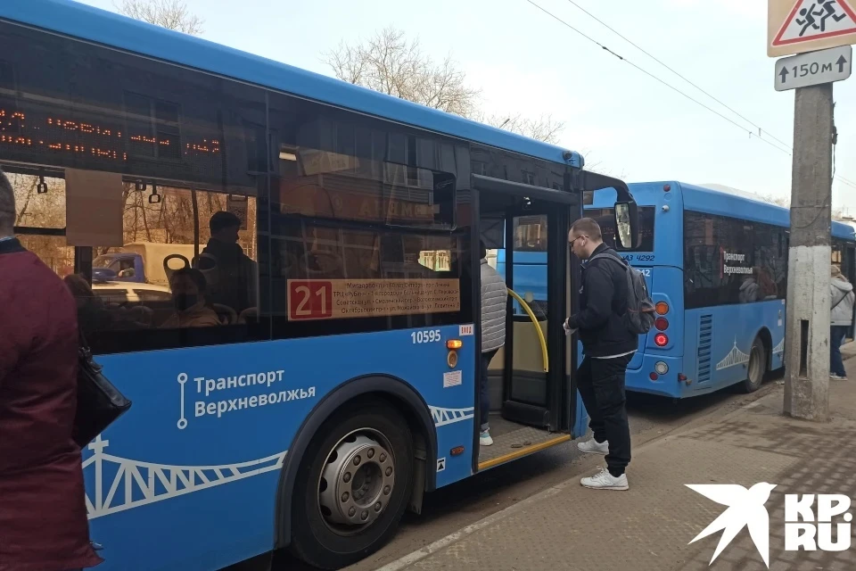 Два автобуса возвращаются на маршрут