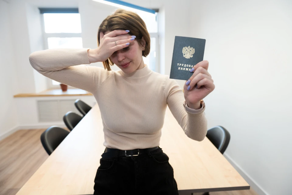 Администрация расторгла трудовой договор с молодой сотрудницей.