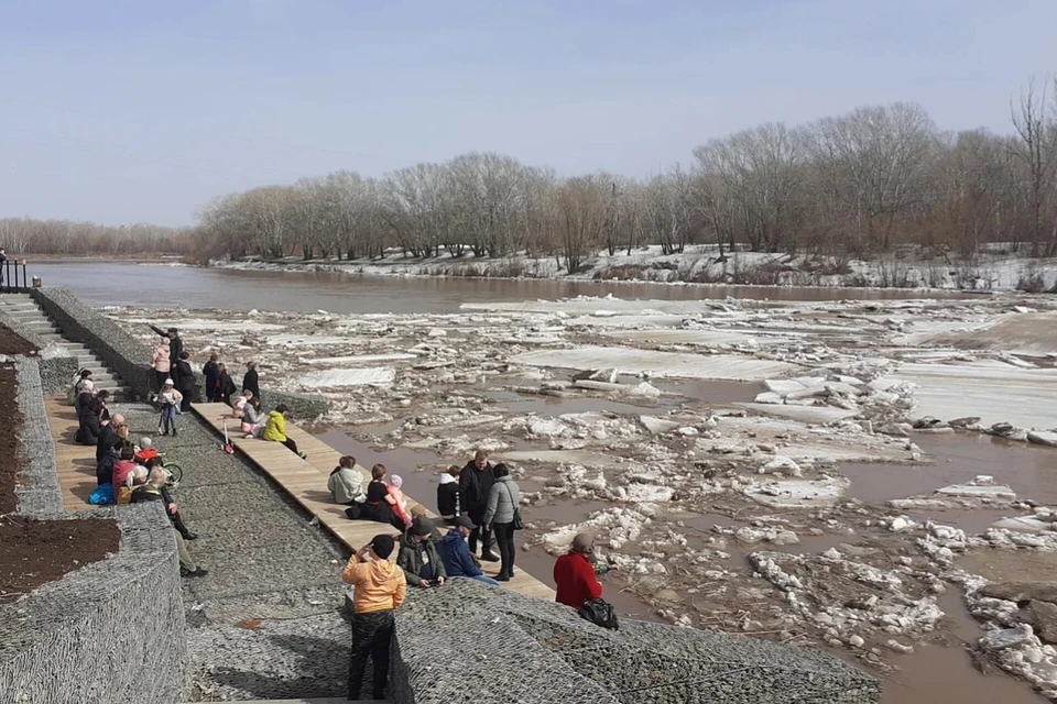 Участок набережной в районе Красной площади все также под водой.