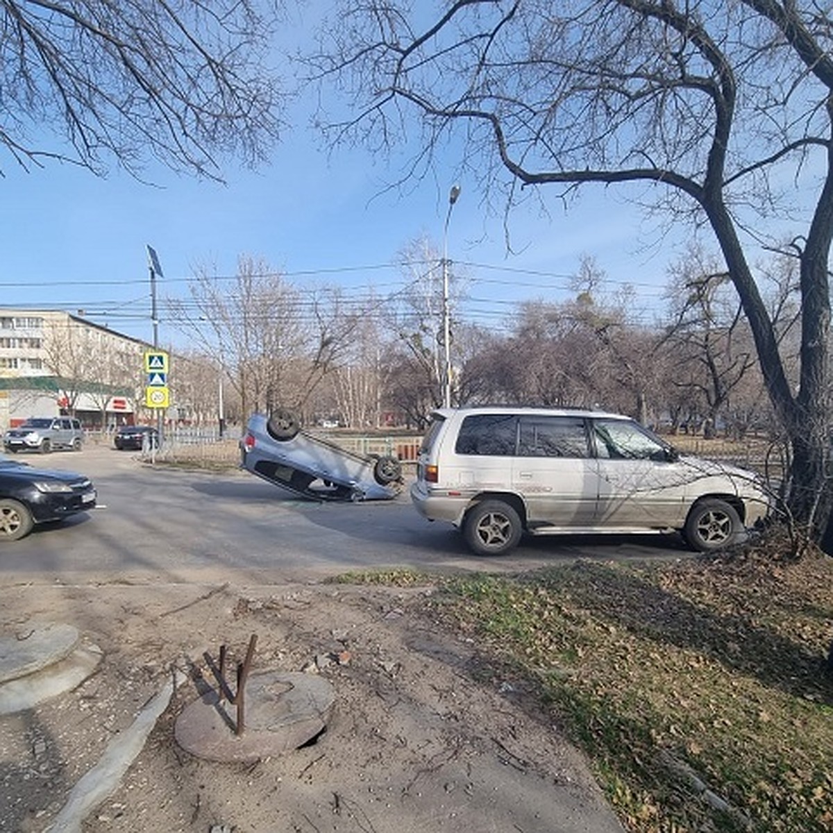 Ноги торчали из окна: в Хабаровске на Ворошилова перевернулось такси - KP.RU