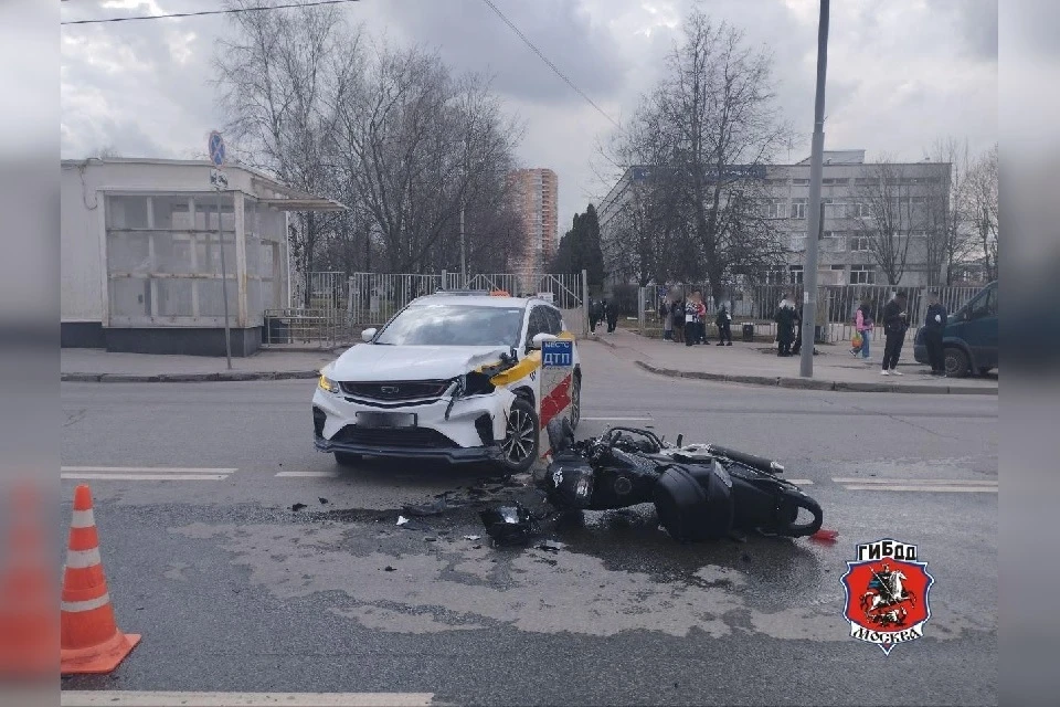 На юго-западе Москвы мотоциклист пострадал при столкновении с легковушкой