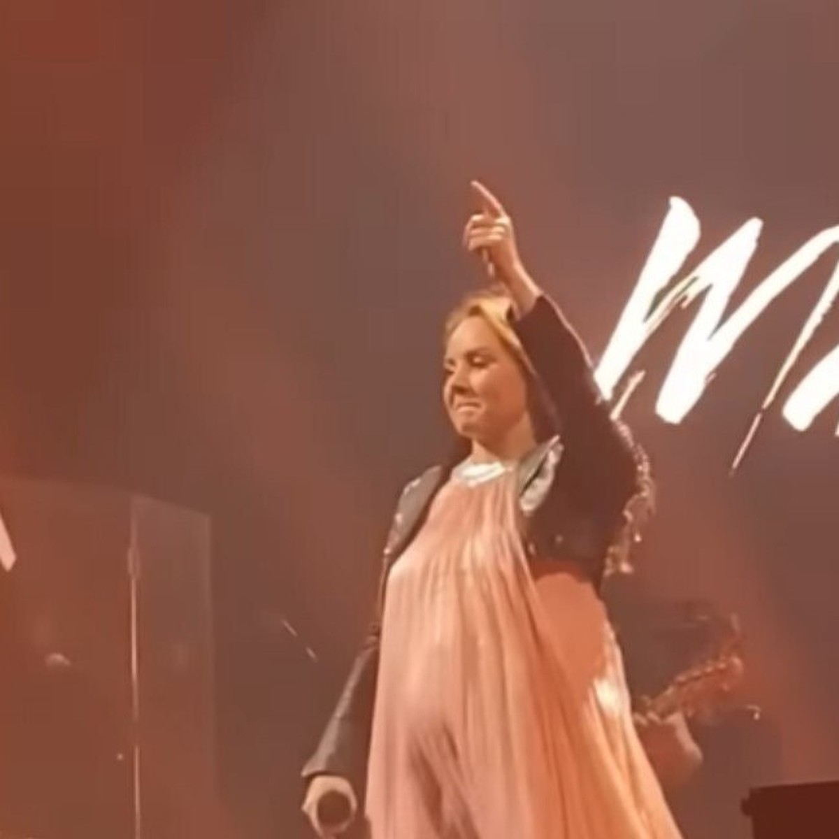 Певица МакSим захрипела, бросила микрофон и сорвала концерт в Сочи