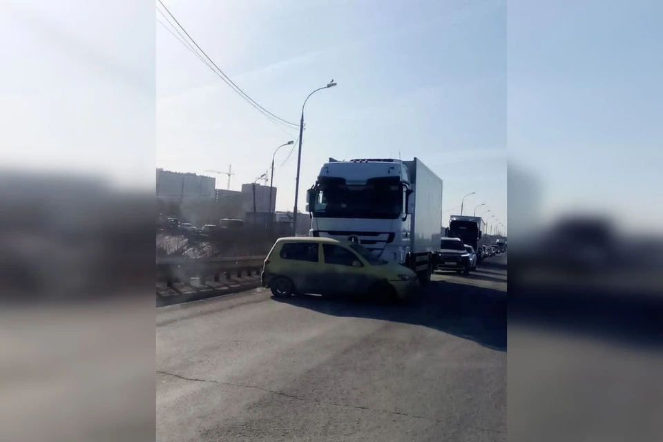 Пробка получилась из-за аварии большегруза и иномарки. Фото: Самсонова Виктория