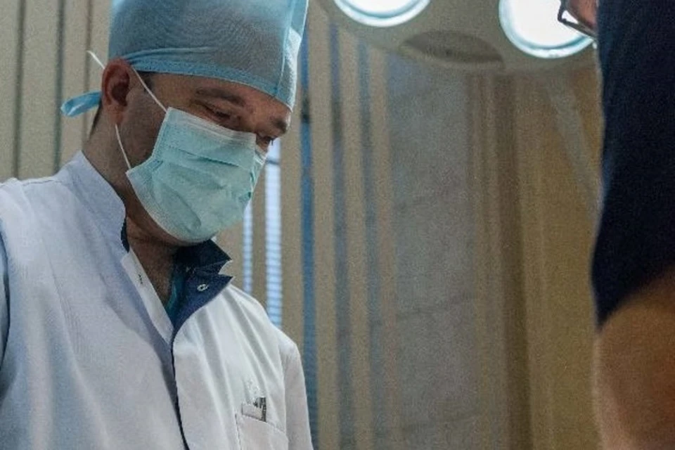 Опытный хирург Сергей Виссарионов провел многочасовую операцию на шейном отделе раненой Полины. Фото: Минздрав РФ