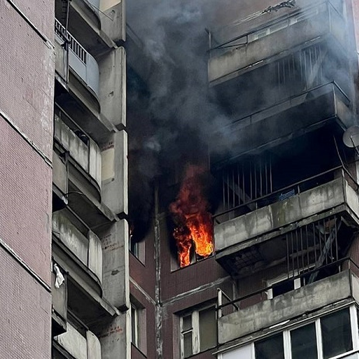 Мощный пожар начался в жилом доме на улице Десантников в Петербурге - KP.RU