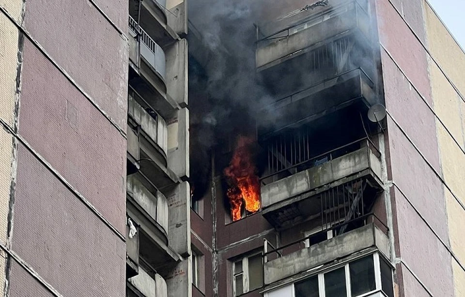 Из-за пожара полопались стекла. Фото: СОЦСЕТИ
