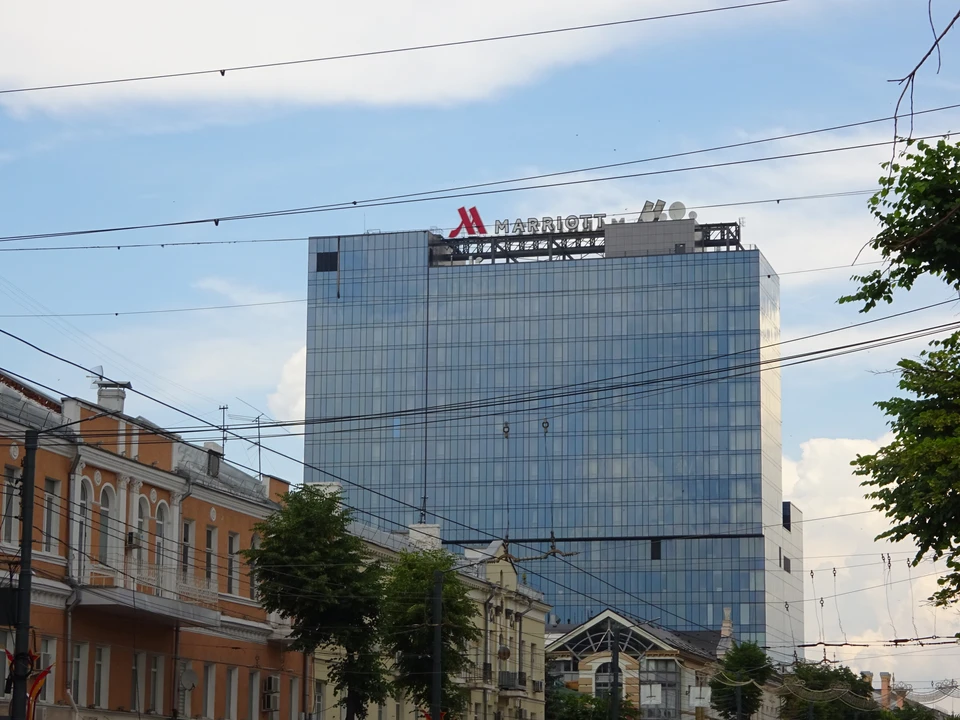 Странности современной архитектуры проспекта Революции могут немного скрасить небольшие скульптуры, посвященные Петру I.