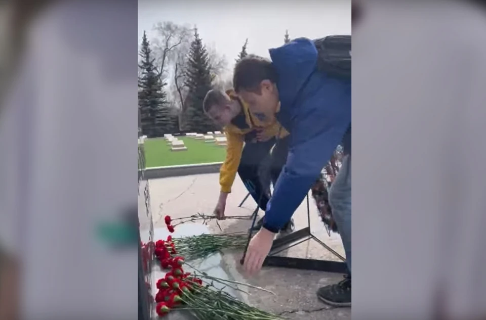 В завершении субботника активисты возложили цветы к мемориалу, посвященному Героям. Фото: МС "ЗаВолгу"