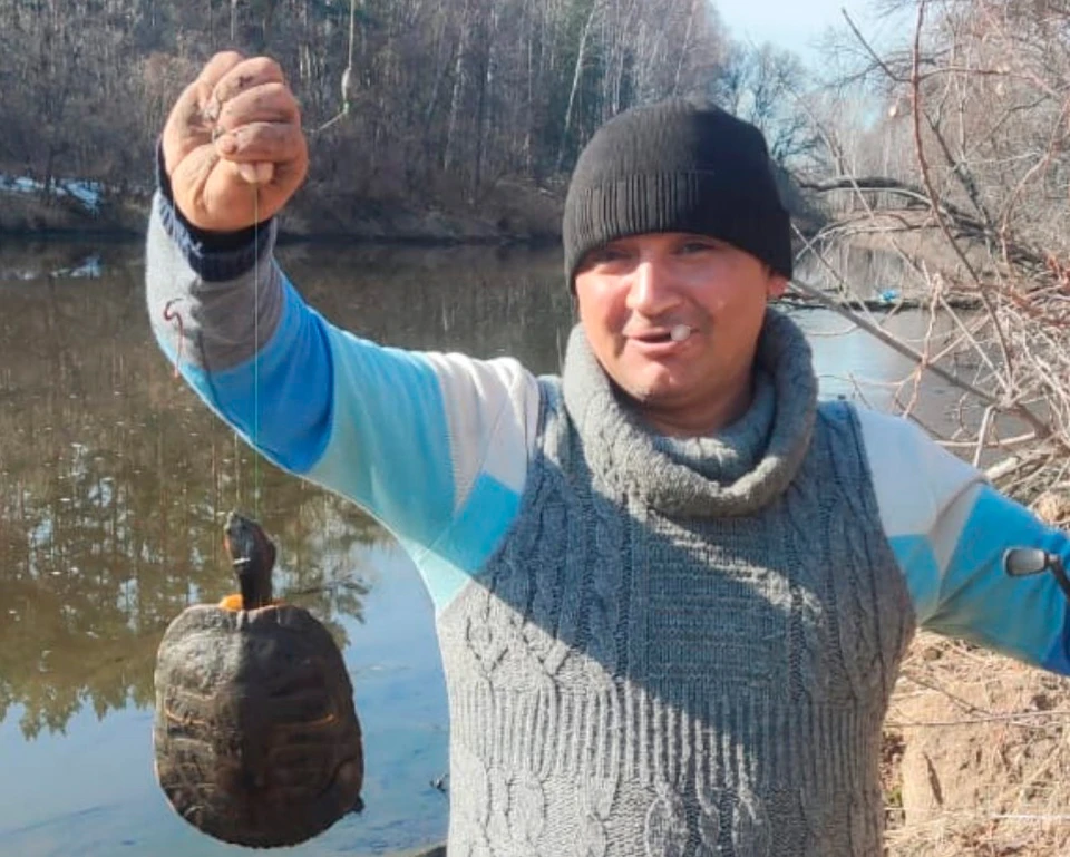 Оказывается, мужчина спас черепаху от неминуемой смерти. Фото: Иван Погорелов
