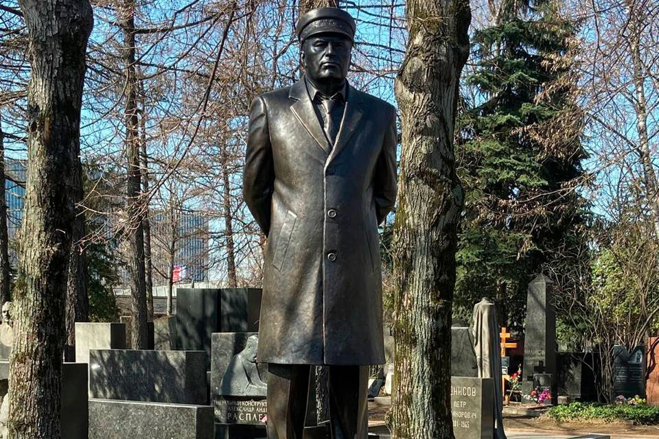 Церемония открытия памятника Жириновскому на Новодевичьем кладбище Москвы прошла в четверг, 6 апреля, в годовщину смерти политика