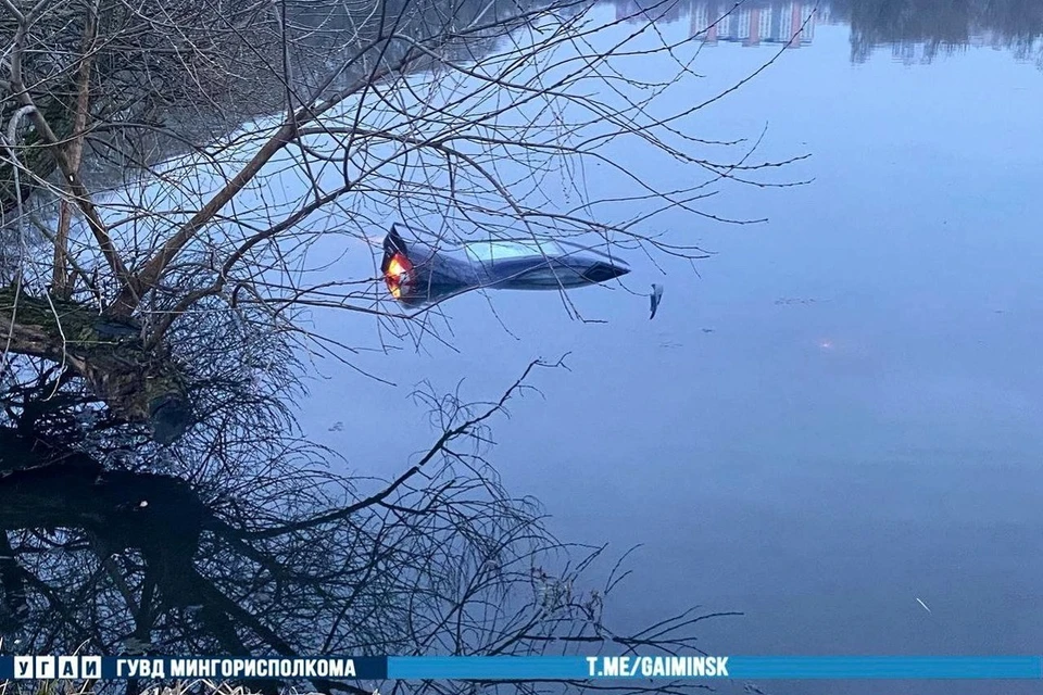 В Минске пьяный водитель не справился с управлением, врезался в бетонное ограждение, вылетел с проезжей части и съехал в Свислочь. Фото: телеграм-канал УГАИ ГУВД Мингорисполкома