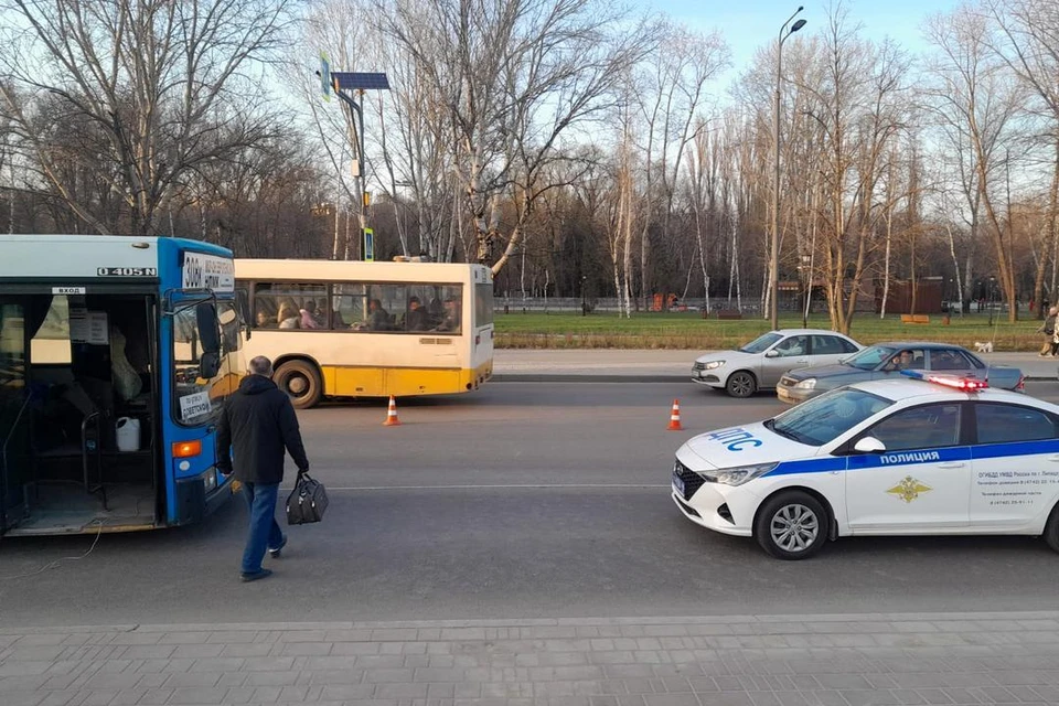 Водитель автобуса №308к сбил двух подростков на электросамокате