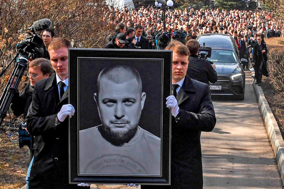 Убитого террористкой Владлена Татарского похоронили с воинскими почестями