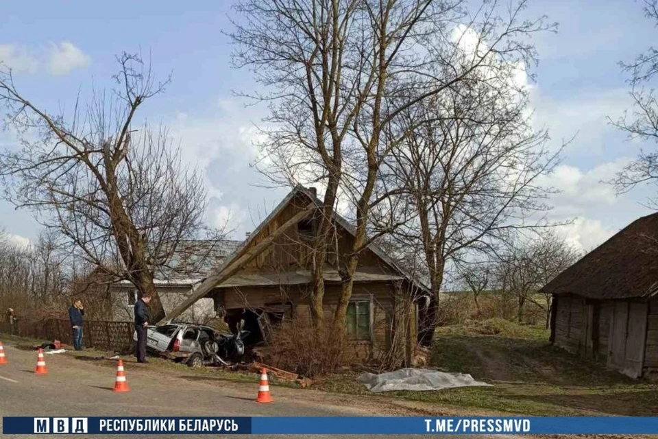 Два человека погибли в ДТП под Новогрудком, когда 41-летняя водитель совершала обгон и врезалась в дом. Фото: телеграм-канал МВД