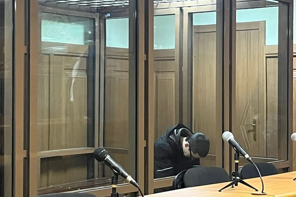 В начале судебного заседания Ильназ Галявиев снова пытался прятать свое лицо от камер.