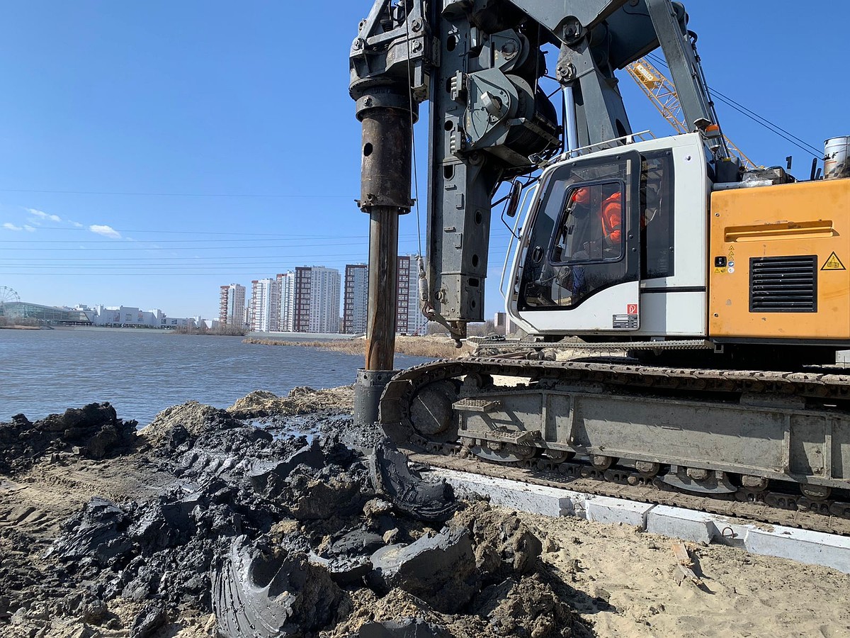 В Ульяновске на стройплощадке будущего моста через Свиягу заливают  последнюю монолитную опору - KP.RU