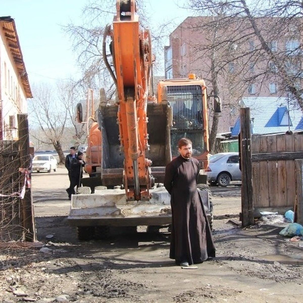 А если бы это была ВАША мама?»: священник встал под нож экскаватора ради  девушки-сироты и ее бабушки - KP.RU