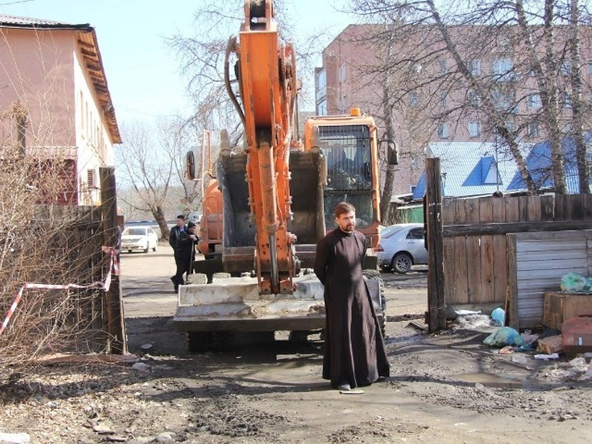 А если бы это была ВАША мама?»: священник встал под нож экскаватора ради  девушки-сироты и ее бабушки - KP.RU