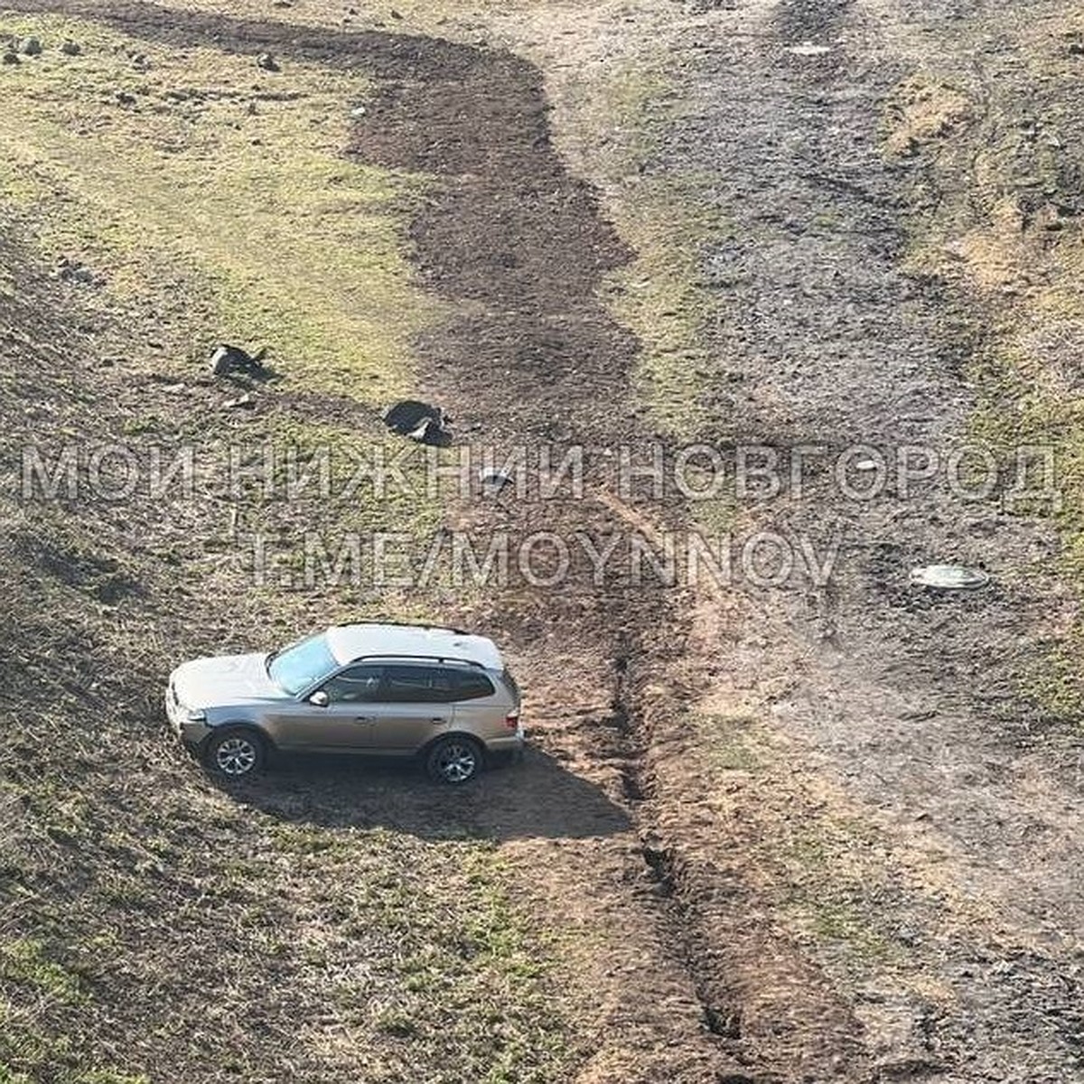 Очень странные следы»: Брошенную BMW нашли на дне 33-метрового оврага в  центре Нижнего Новгорода - KP.RU