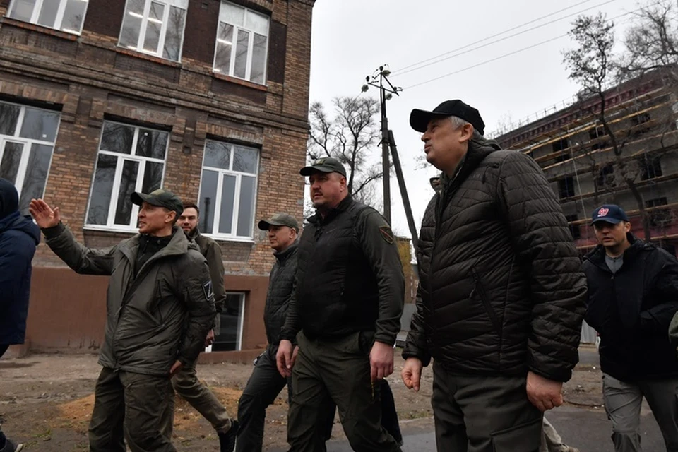 Александр Дрозденко предложил назвать восстанавливаемый регионом микрорайон Мариуполя «Ленинградским». Фото: пресс-служба правительства Ленинградской области.