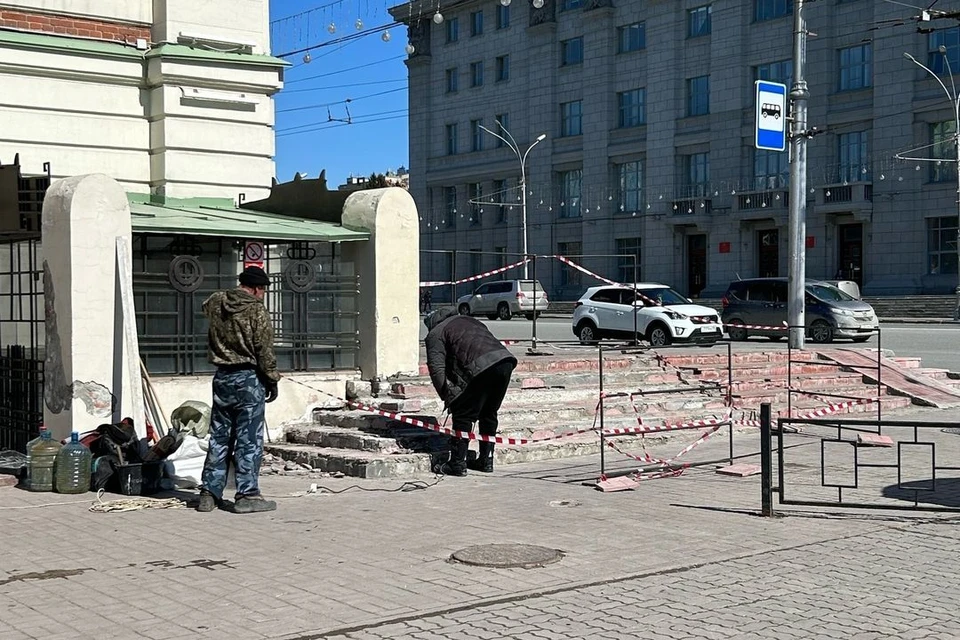 У Краеведческого музея в Новосибирске разрушилась плитка. Фото: предоставлено Игорем