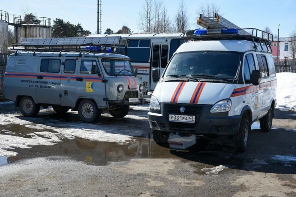 Рыбака удалось вытащить из полыньи и доставить на берег. Фото: администрация города Кирова