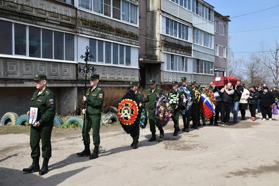 Фото с района сво С погибшим в СВО Олегом Чеченевым простились в Спасском районе - KP.RU