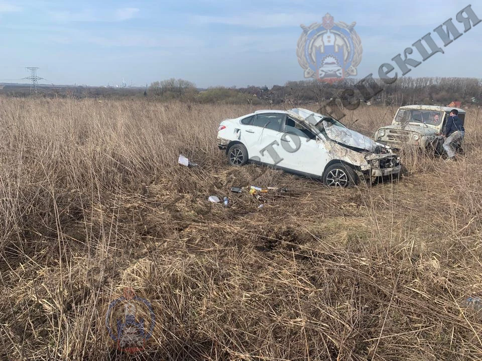В городе Новомосковск Тульской области автомобиль Nissan перевернулся в кювет