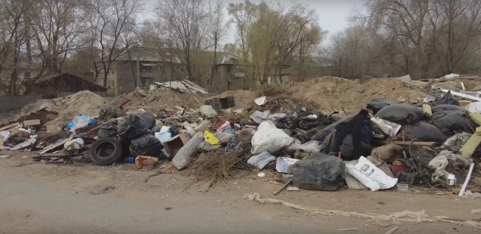 Жители пожаловались на свалку. Фото: скриншот видео