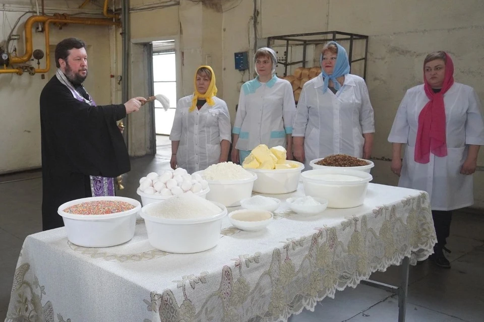 Освящение производства не заменяет освящение куличей в церкви. Фото: администрация Оренбурга