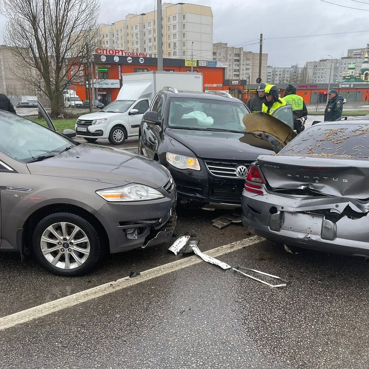 Массовая авария произошла в воронежском микрорайоне Шилово - KP.RU