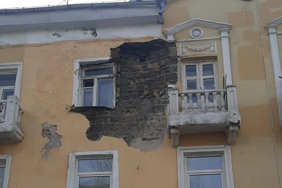 Крупный пожар произошёл на крыше жилого дома в Москве, к тушению привлечена авиация